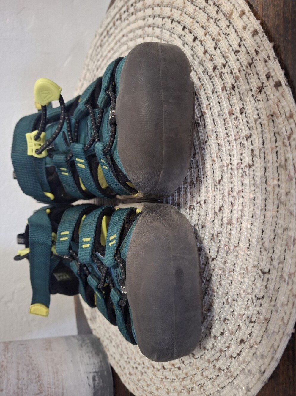 Kid's Keen Green Outdoor Sandals Size 6. - Picture 3 of 9